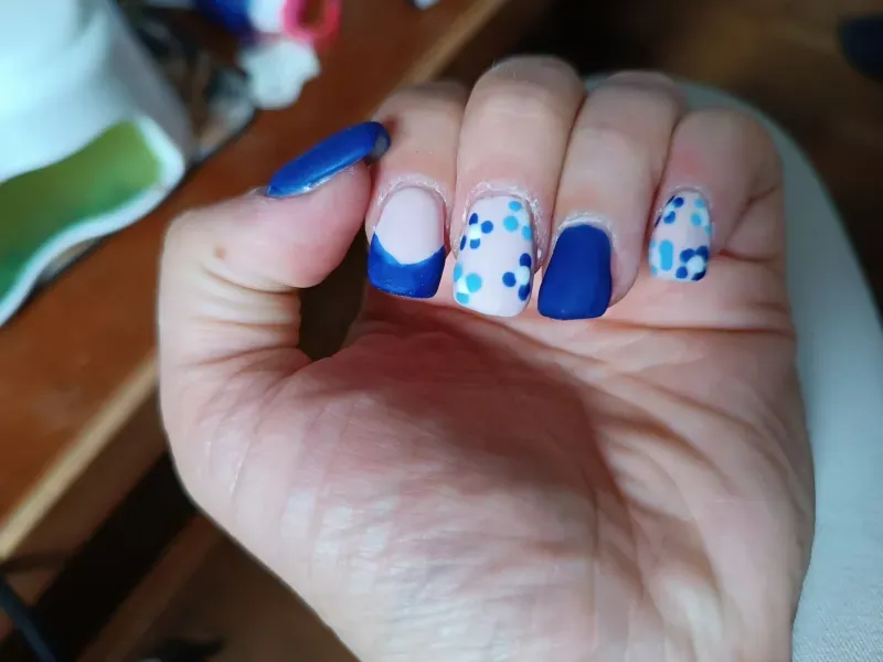 ongle bleu